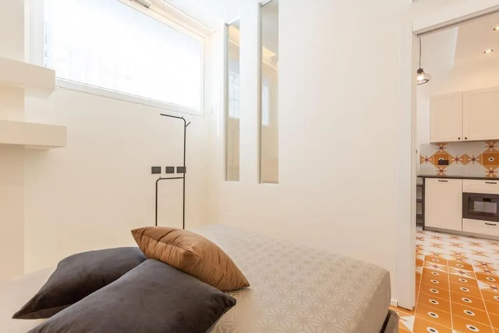 4Fo6 Navigli-Duomo -Yellow Chic Apartment - Milan 0*,  Italy