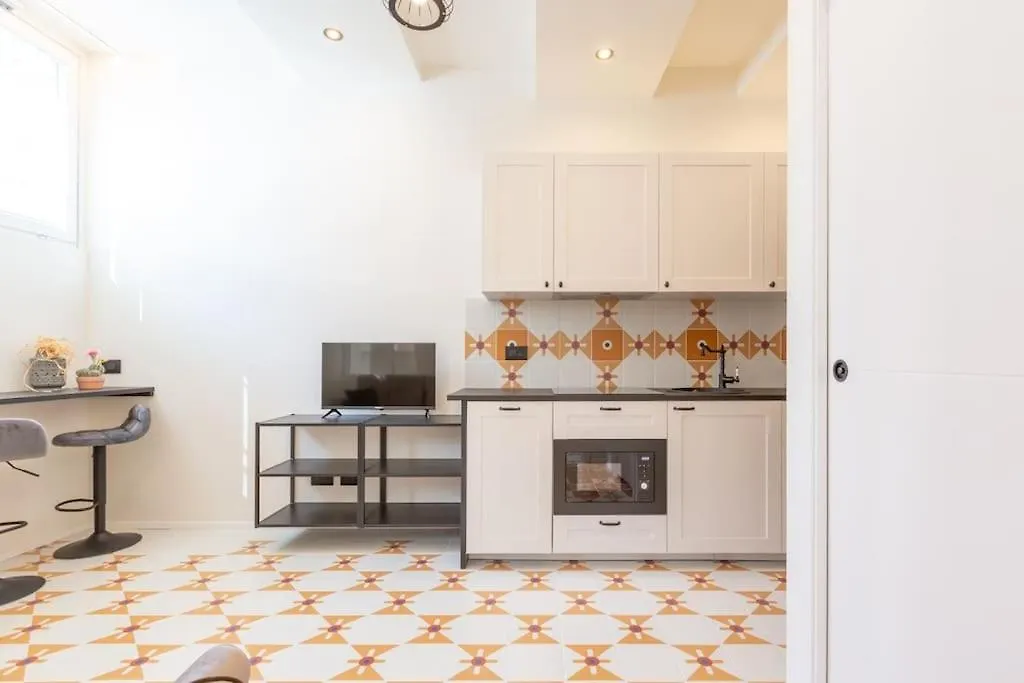 4Fo6 Navigli-Duomo -Yellow Chic Apartment - Milan 0*,  Italy